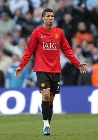 尤文全队和球迷一起出现在登机口，斯帕莱蒂和球迷们友好互动（尤文全队与球迷同现登机口，斯帕莱蒂现场亲切互动）