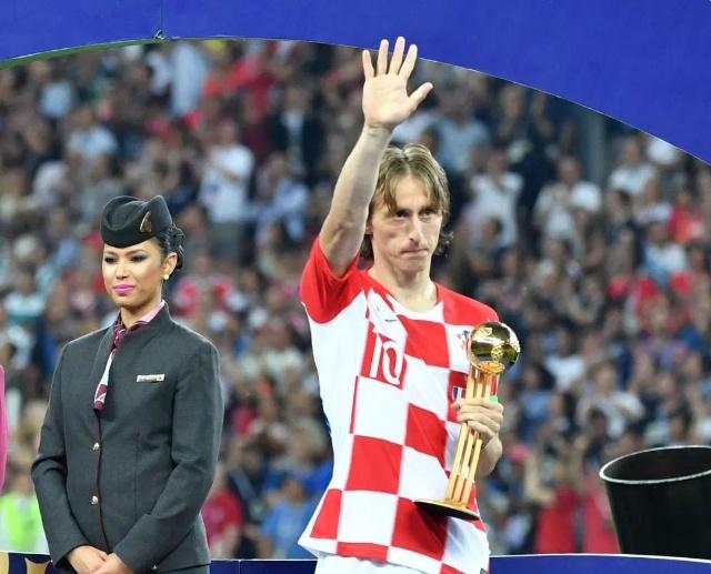 法兰克福球迷在诺坎普球场对巴萨支持者发动投掷袭击（诺坎普球场冲突：法兰克福球迷向巴萨支持者投掷物品）