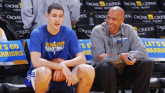 浓眉：弗拉格很会抓防守漏洞，我们的职责就是帮他创造机会（浓眉：弗拉格善于利用防守破绽，我们的任务是为他创造机会）