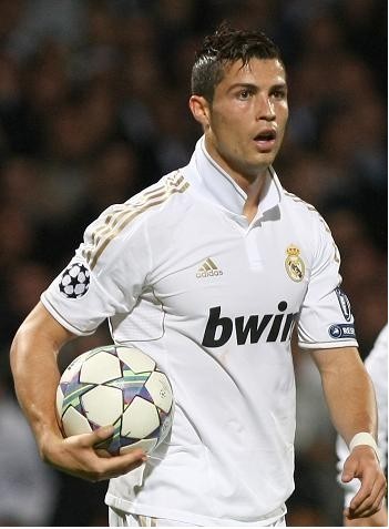 云南玉昆官宣续约赵宇豪徐宏杰 共绘足球新篇章（云南玉昆宣布与赵宇豪、徐宏杰续约 携手开启绿茵新征程）