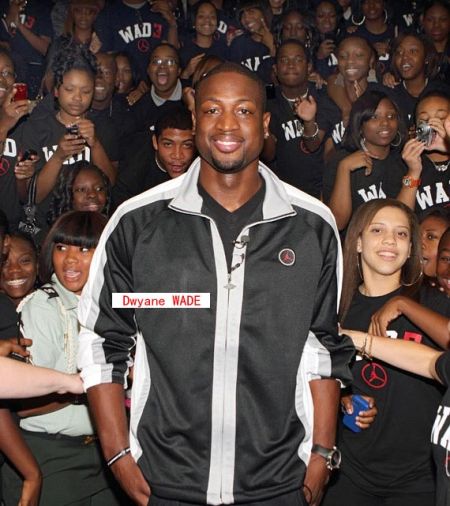 致敬！库里今天穿着罗伊的Air Max Rise球鞋入场（向罗伊致敬，库里今日脚踩Air Max Rise亮相）