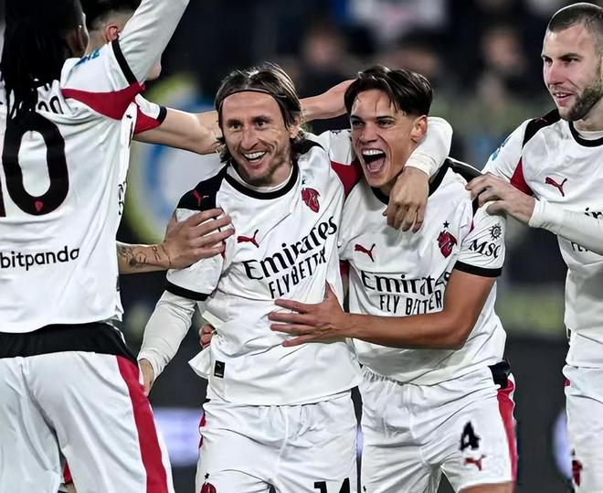 邵佳一谈成为国足主帅：正在家看电脑突然收到700多条信息（邵佳一回忆出任国足主帅：在家看电脑时瞬收700余条消息）