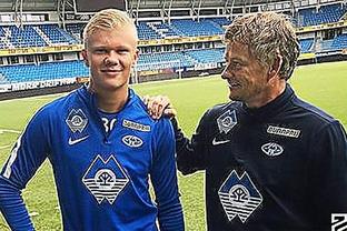 世欧预半场：麦克托米奈倒钩破门，苏格兰暂1-0丹麦（世预赛欧区半场：麦克托米奈倒钩建功，苏格兰暂以1-0领先丹麦）