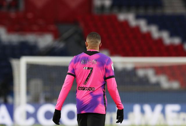 真男人！蓝军前锋遭入室盗窃，其夺刀对峙窃贼保护家人（硬汉本色！蓝军前锋遭遇入室行窃，夺刀与贼对峙护家人）