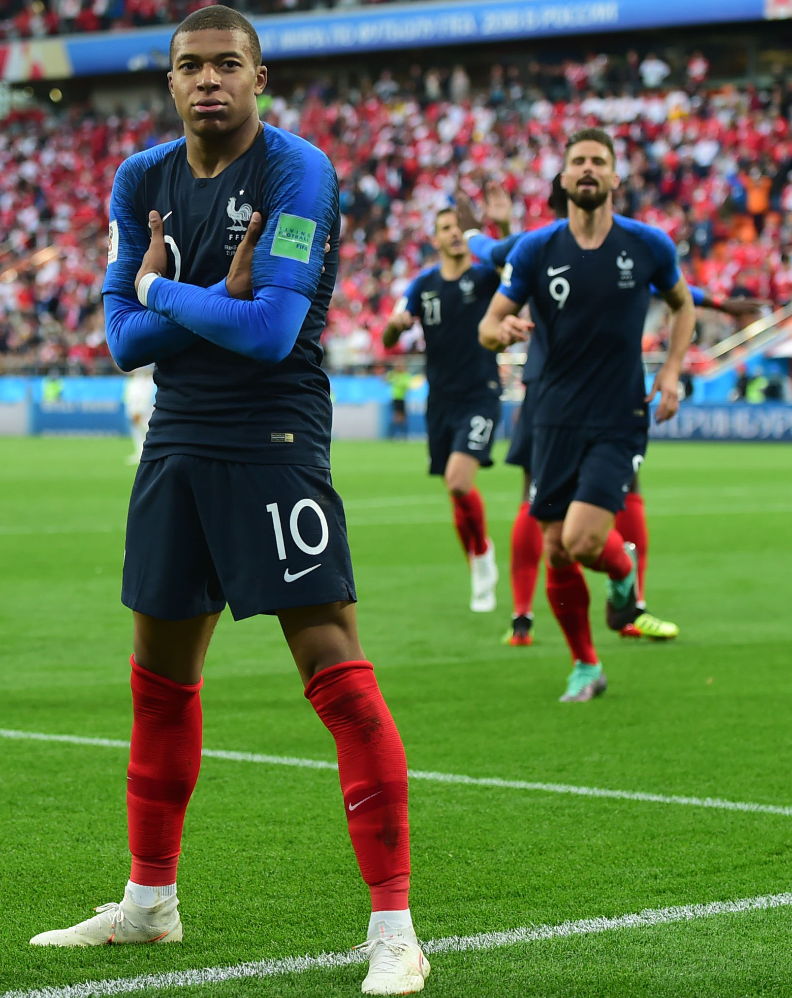 诺伊尔送礼+凯恩隐身！阿森纳3-1拜仁揭秘：欧冠5连胜靠的真是玄学？（诺伊尔失误+凯恩哑火！阿森纳3-1拜仁背后：欧冠5连胜真靠玄学？）