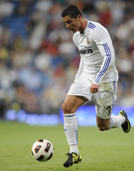 皇马后防问题严重，阿诺德伤缺，球员轮换困难，姆巴佩虽强但后防乏力，形势严峻。（皇马防线告急：阿诺德伤停致轮换受限，姆巴佩难掩后防短板，形势不容乐观）