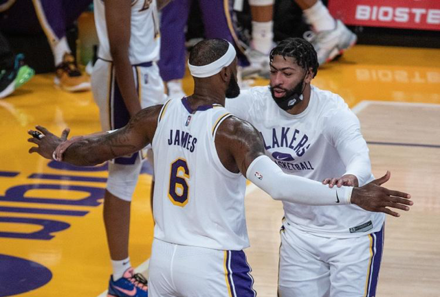 重庆球迷邀请“铁帅”李章洙吃火锅：李章洙很喜欢重庆的麻辣（重庆球迷邀“铁帅”李章洙品火锅：他称赞重庆麻辣）