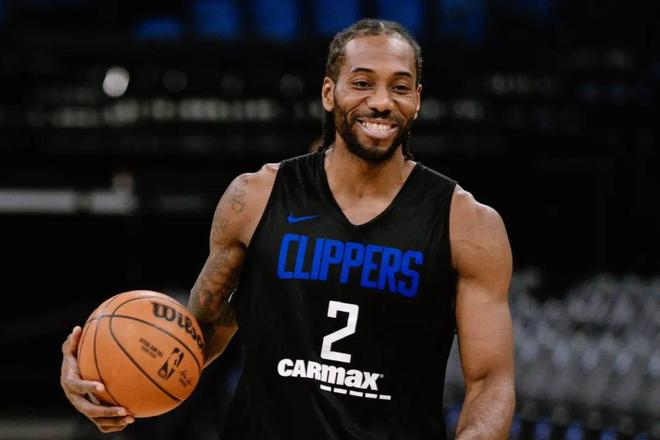 内线捉襟见肘！佩里顶着三犯打满第二节，半场12分6篮板（内线短缺！佩里背三犯撑满次节，半场贡献12分6篮板）