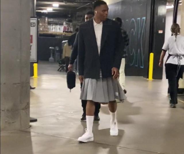 半场：拜仁2-2弗赖堡，卡尔、奥利塞分别传射，铃木唯人进球（半场战报：拜仁2-2弗赖堡，卡尔与奥利塞各传一射，铃木唯人破门）