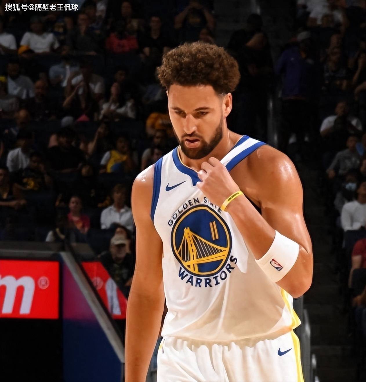 篮球火箭主力后卫被评为月最佳球员（火箭队首发后卫当选本月最佳球员）